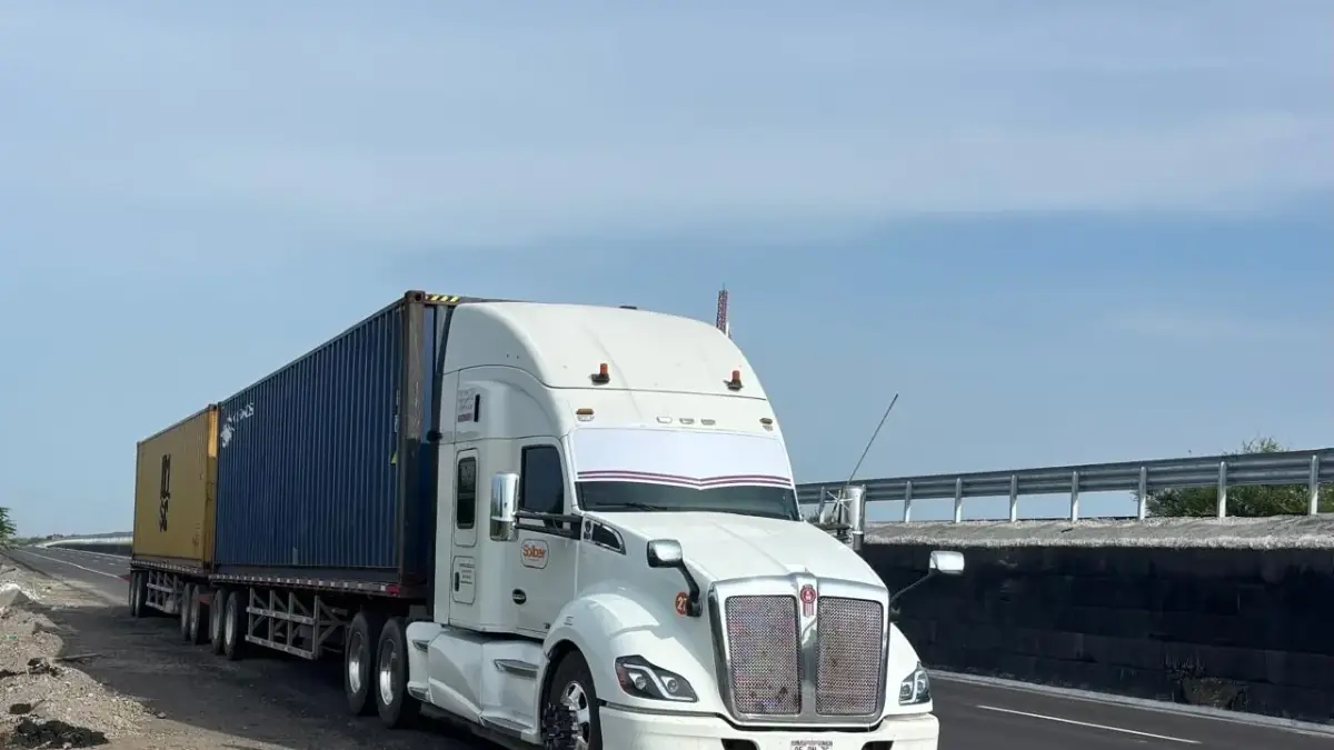 Unidad Solber con contenedores en carretera